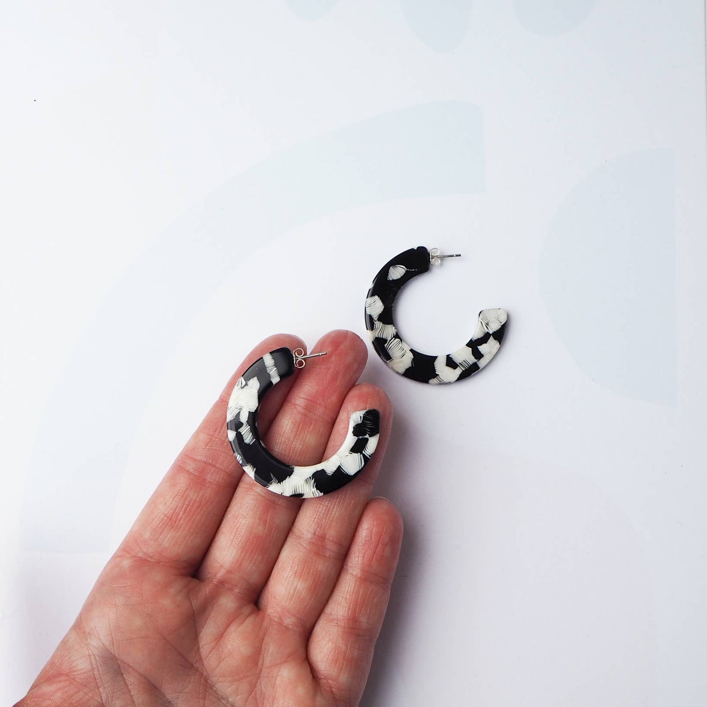 Custom Made - Pluma Midi Hoop Earrings