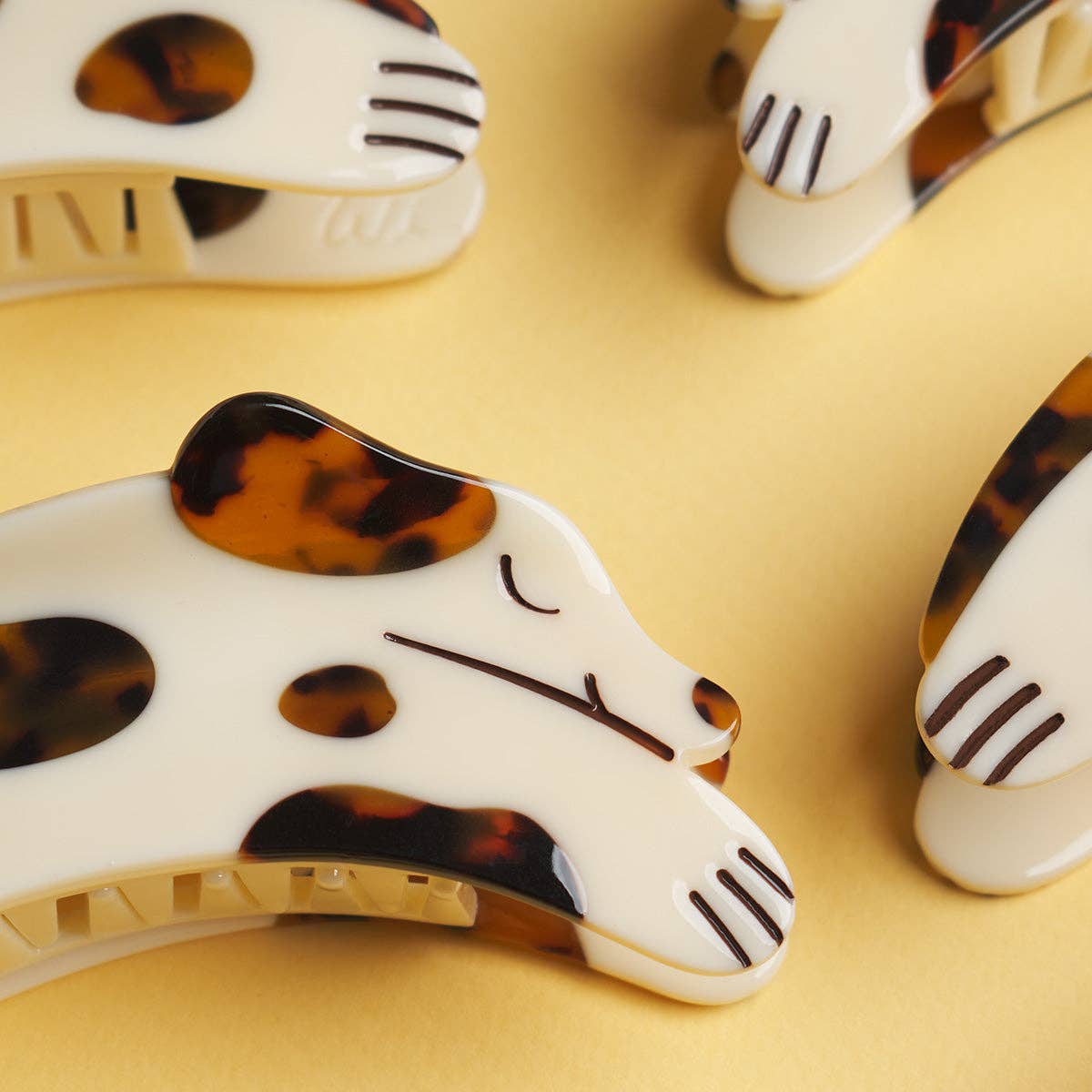WINONA IRENE - Tortie Puppy Dog Hair Claw in Cream and Tortoise Acetate
